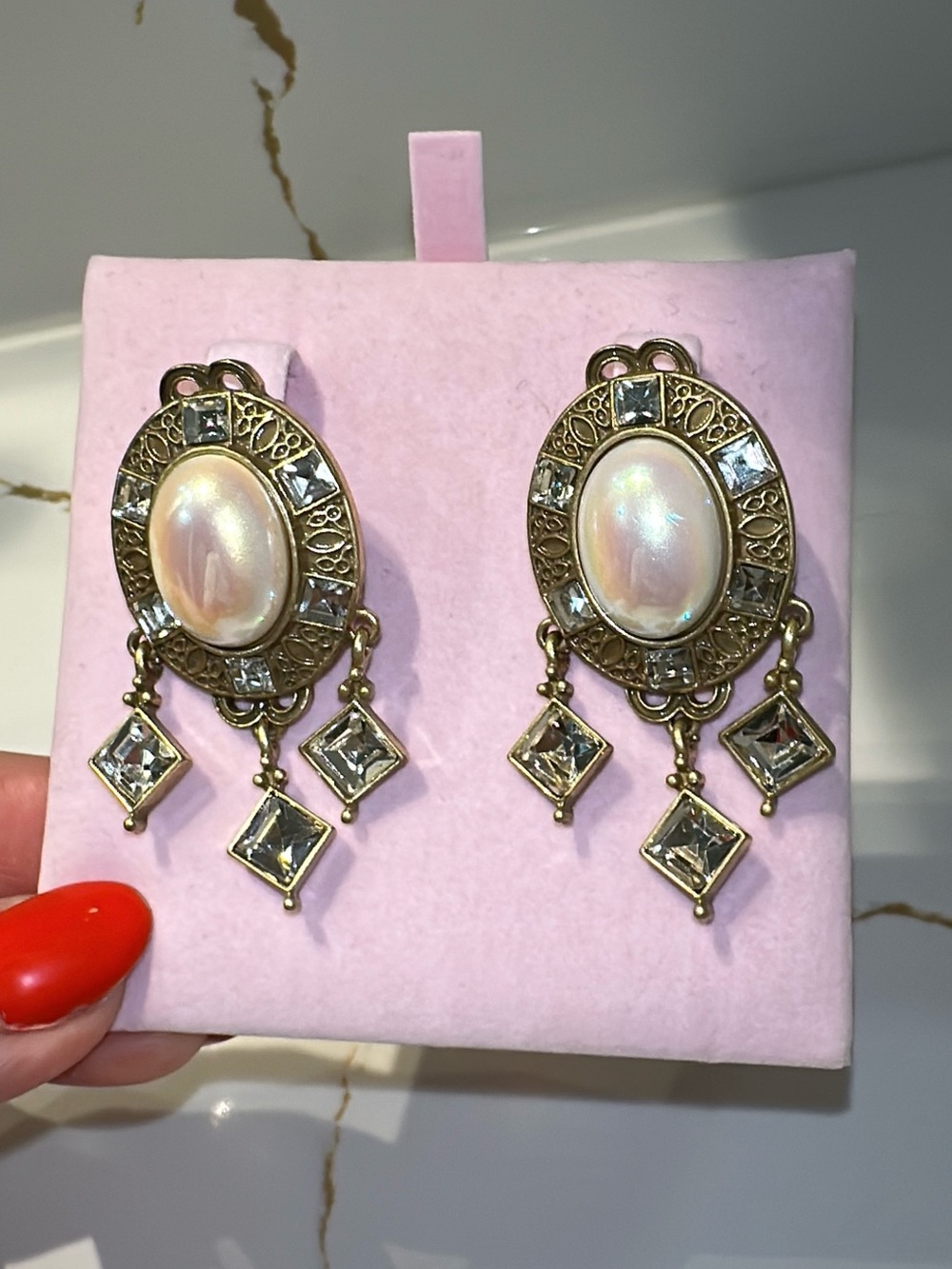 Vintage-Inspired Iridescenr Pearl Drop Earrings